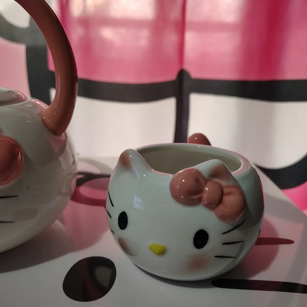 EXCLUSIVE - Hello Kitty Tea Set (Not A Toy)